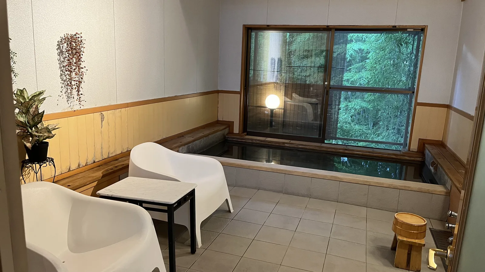 竹林を望む貸切温泉風呂