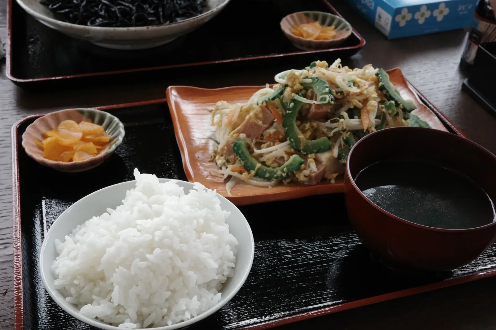 島ガーデン 嶺 のいかすみ焼きそばとゴーヤチャンプル