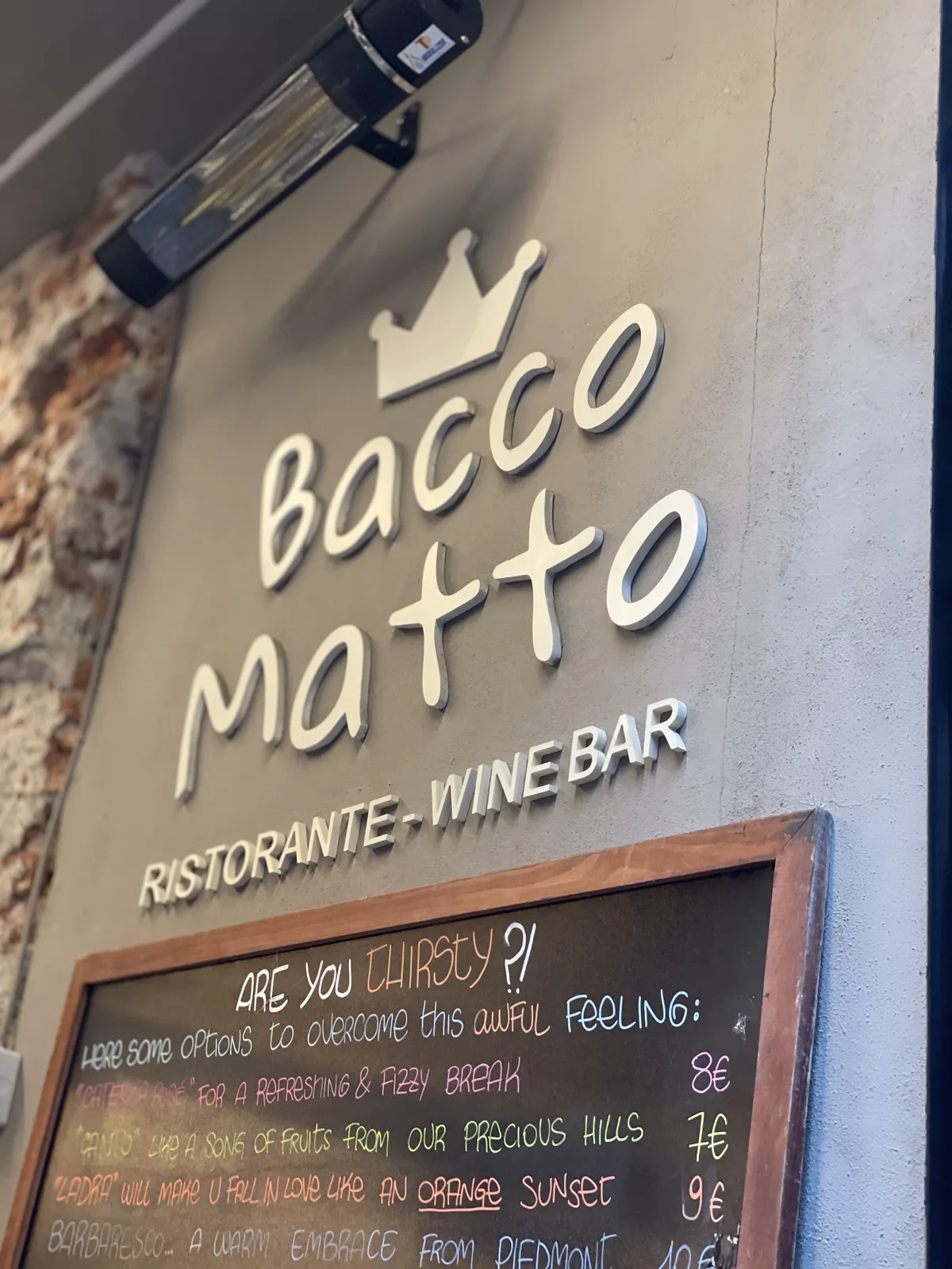 リストランテ BaccoMattoの看板ロゴと黒板メニュー
