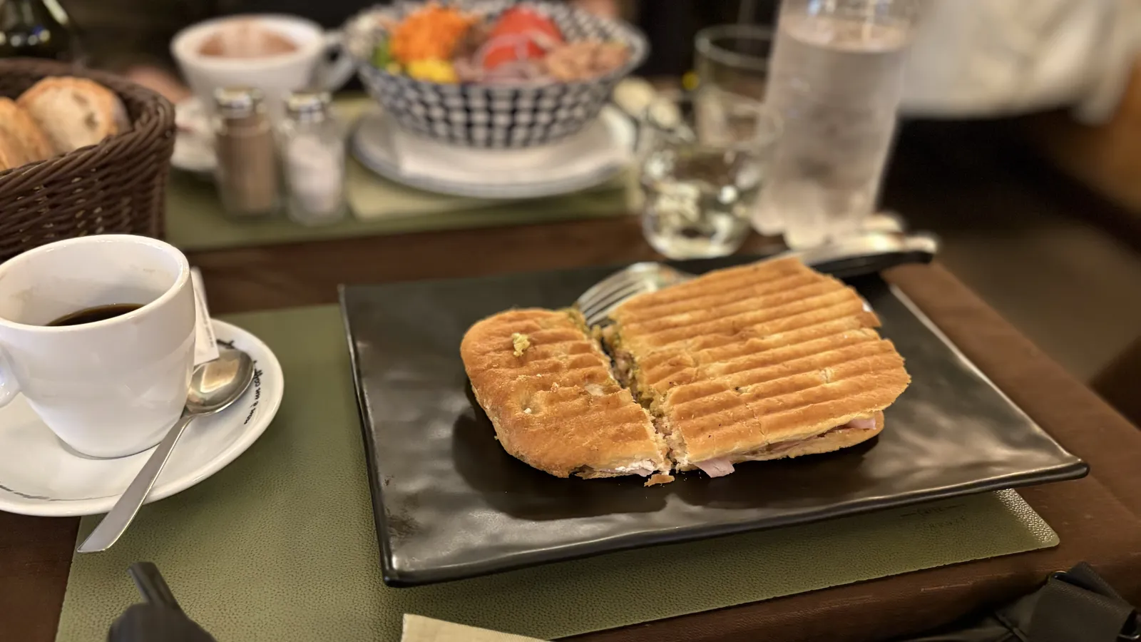 カフェ Caffettiera Moka Arraの香ばしいパニーニ