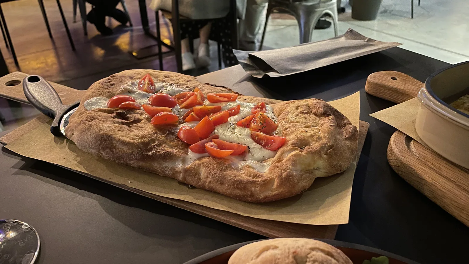 MOXY Milan Linate Airportのお洒落なラウンジとお食事