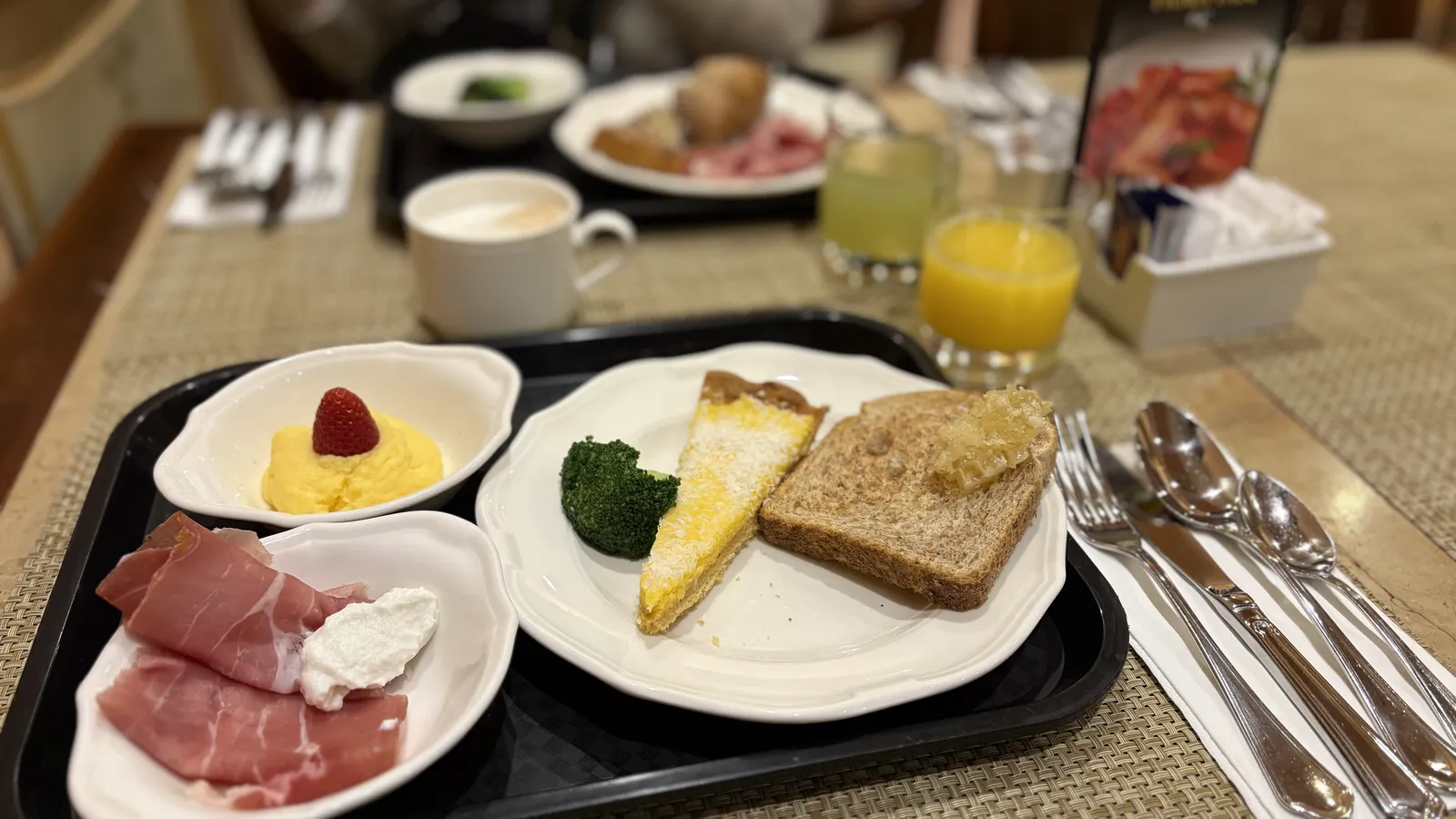 ホテルの朝食プレート（生ハム・チーズ・タルト等）