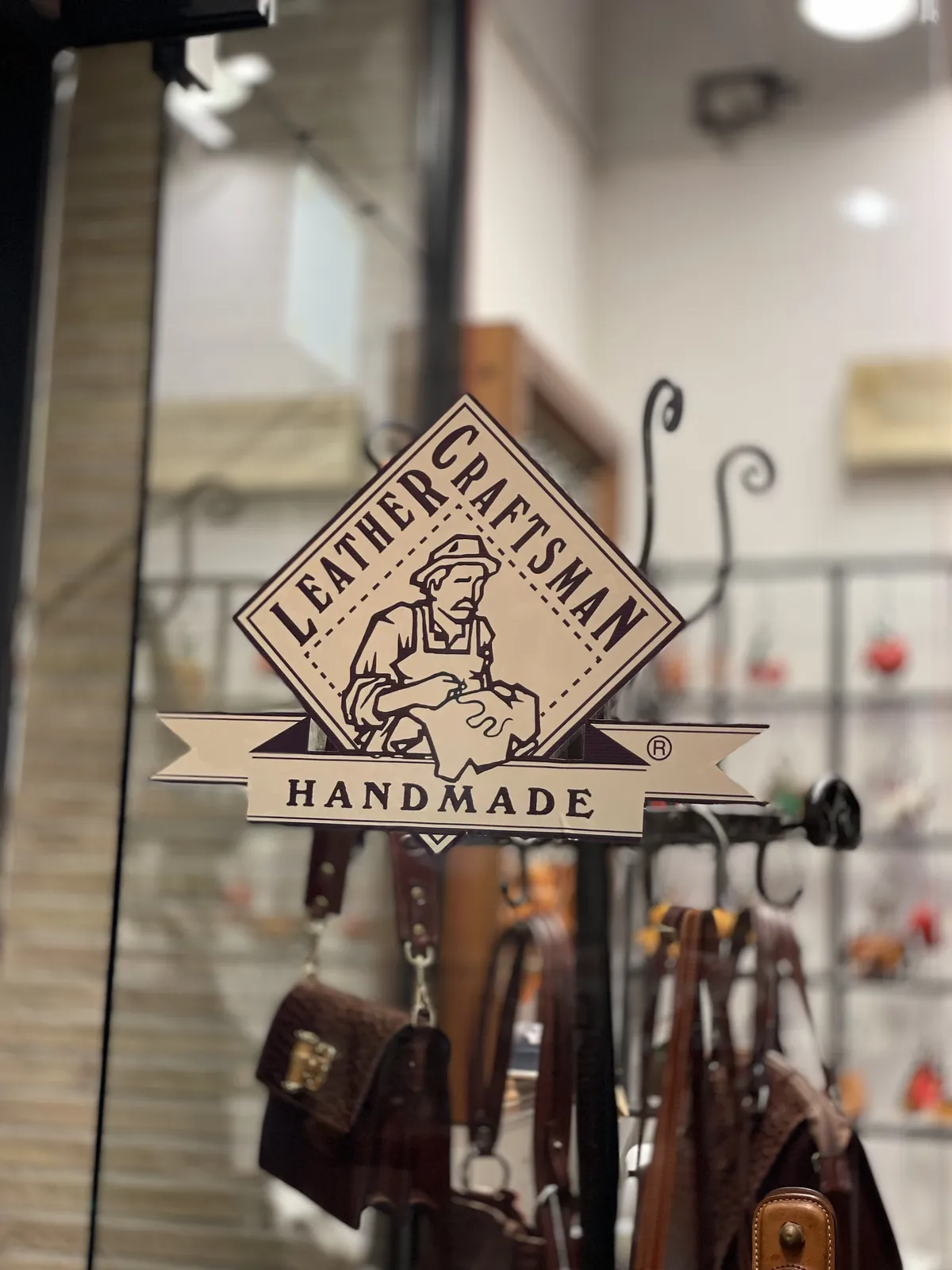 革製品専門店 Leather Craftsmanのシンボル看板