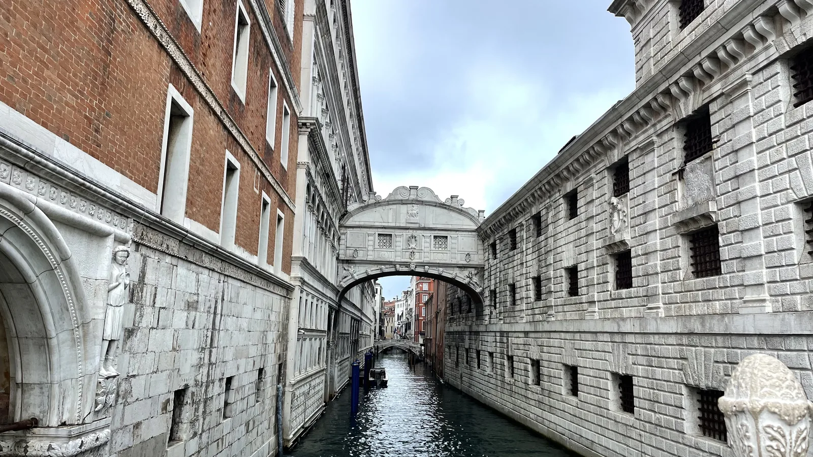 白亜の大理石で造られた有名な「ため息橋（Ponte dei Sospiri）」