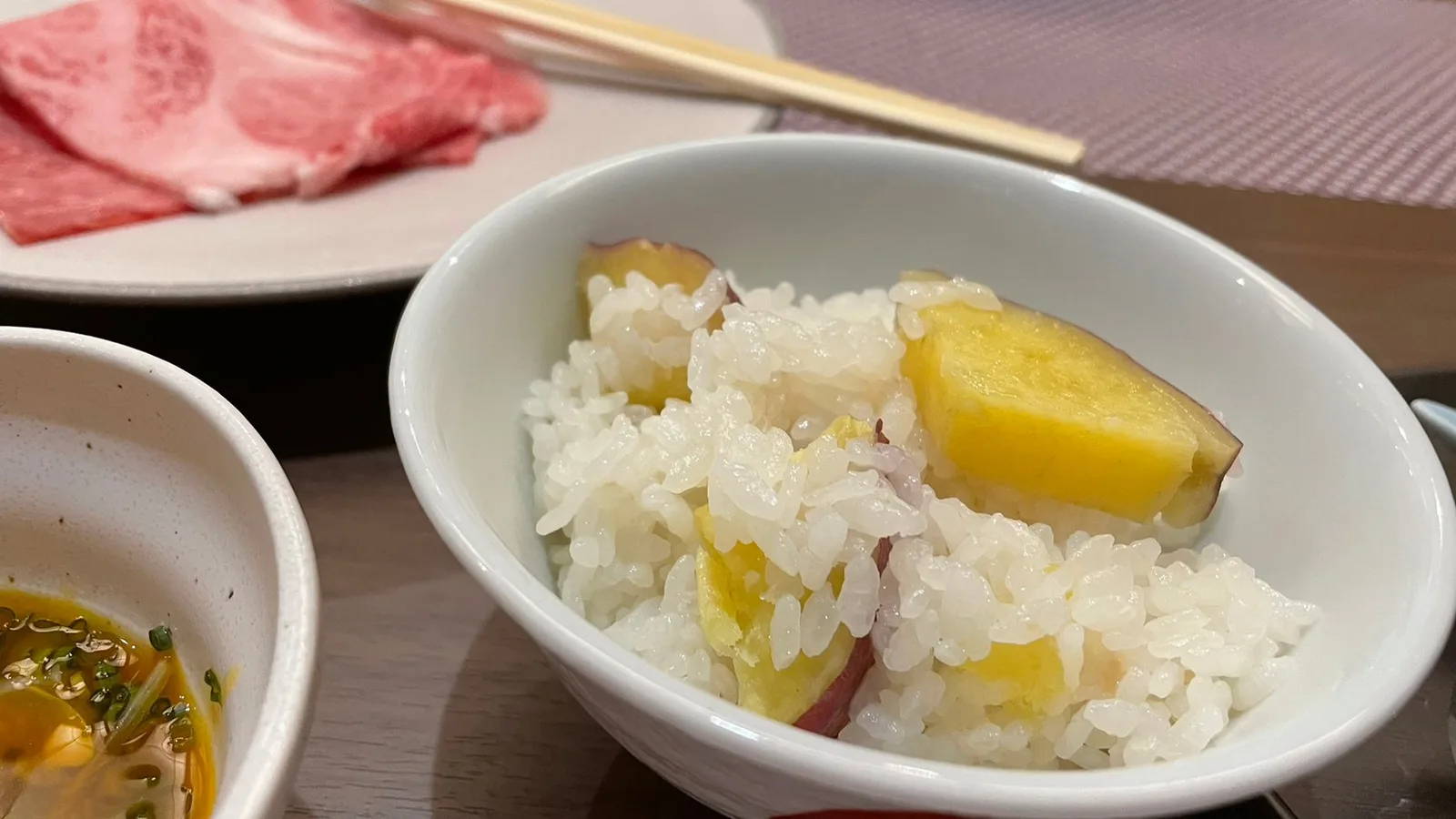 秋の味覚さつま芋御飯と奥に見える黒毛和牛のしゃぶしゃぶ