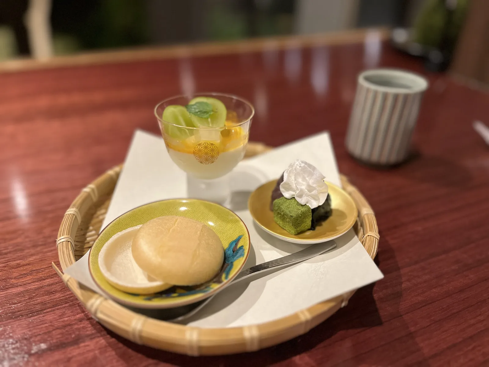 夜食サービスの甘味スイーツ盛り合わせ